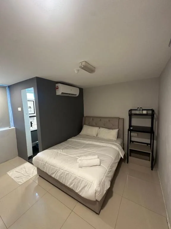Deluxe Queen Room — Georgetown Hotel